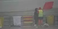 Streckenposten mit der roten Flagge.