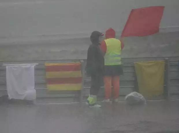 Streckenposten mit der roten Flagge. Titel-Bild zur News: Streckenposten mit der roten Flagge.