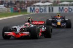 Heikki Kovalainen (McLaren-Mercedes) vor Mark Webber (Red Bull)