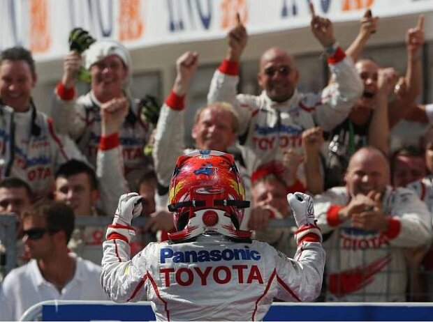 Titel-Bild zur News: Timo Glock und das Toyota-Team