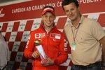 Casey Stoner erhält den 'Motorsport-Total.com'-Award von unserem Redakteur Johannes Orasche