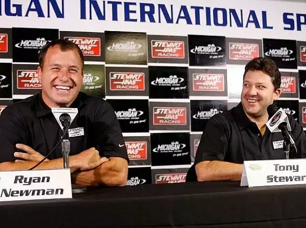 Titel-Bild zur News: Ryan Newman Tony Stewart