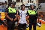 Fernando Alonso (Renault) mit Polizisten