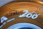 Goldener Reifen, signiert von den Fahrern, anlässlich des 200. Rennens von Bridgestone