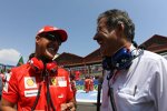 Michael Schumacher (Ferrari) und Mario Theissen (BMW Motorsport Direktor) (BMW Sauber F1 Team) 
