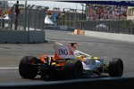 Fernando Alonso (Renault) muss, von Kazuki Nakajima im Williams getroffen, sein zweites Heimrennen vorzeitig aufgeben