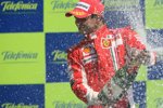 Felipe Massa (Ferrari) feiert seinen Valencia-Sieg spritzig
