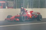 Kimi Räikkönen (Ferrari) steigt aus seinem Ferrari aus, nachdem der Motor das Zeitliche gesegnet hat