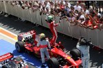 Felipe Massa (Ferrari) feiert seinen Sieg, Lewis Hamilton (McLaren-Mercedes) schaut zu