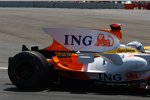 Fernando Alonso (Renault) kommt ohne Heckflügel zurück an die Box und muss aufgeben