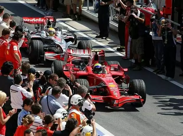 Titel-Bild zur News: Felipe Massa vor Lewis Hamilton