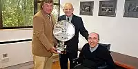Bild zum Inhalt: Frank Williams mit Tom Wheatcroft-Trophäe geehrt