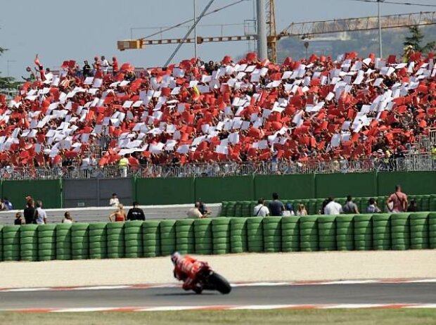 Casey Stoner vor der Ducati-Tribüne Casey Stoner vor der Ducati-Tribüne