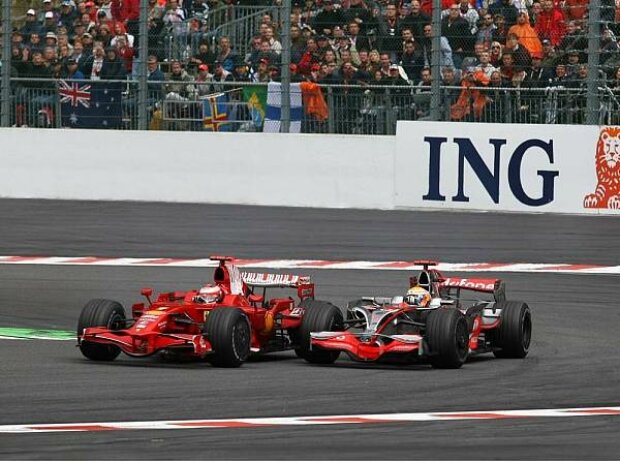 Titel-Bild zur News: Kimi Räikkönen neben Lewis Hamilton