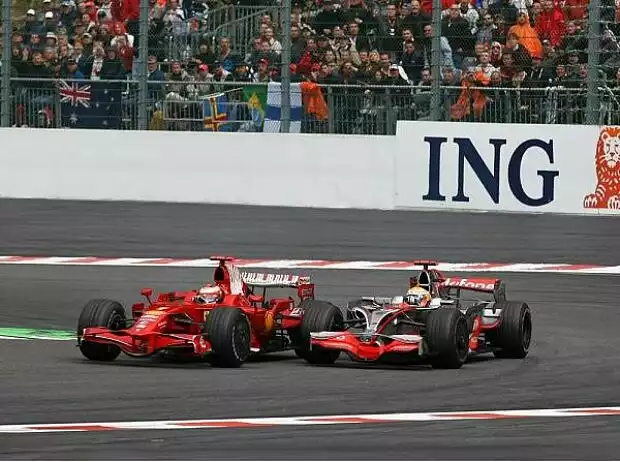 Kimi Räikkönen neben Lewis Hamilton Titel-Bild zur News: Kimi Räikkönen neben Lewis Hamilton