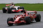 Kimi Räikkönen (Ferrari) vor Lewis Hamilton (McLaren-Mercedes) 