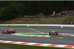 Kimi Räikkönen (Ferrari) auf der Strecke, Lewis Hamilton (McLaren-Mercedes) muss ausweichen