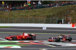 Kimi Räikkönen (Ferrari) auf der Strecke, Lewis Hamilton (McLaren-Mercedes) muss ausweichen