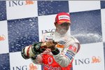 Lewis Hamilton (McLaren-Mercedes) feiert einen fast unerwarteten Sieg