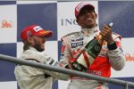 Nick Heidfeld (BMW Sauber F1 Team) und Lewis Hamilton (McLaren-Mercedes) feiern