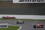 Lewis Hamilton (McLaren-Mercedes) vor Nico Rosberg (Williams), hinten rutscht Kimi Räikkönen (Ferrari) in die Mauer