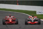 Kimi Räikkönen (Ferrari) und Lewis Hamilton (McLaren-Mercedes) im Zweikampf