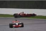Lewis Hamilton (McLaren-Mercedes) vorn, Kimi Räikkönen (Ferrari) verunfallt hinten