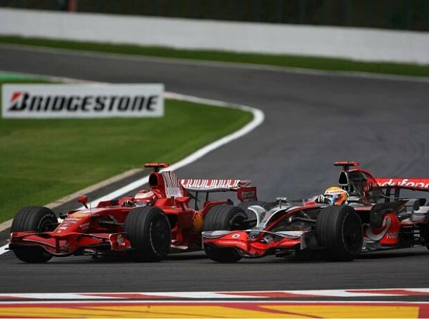 Titel-Bild zur News: Kimi Räikkönen und Lewis Hamilton in Spa