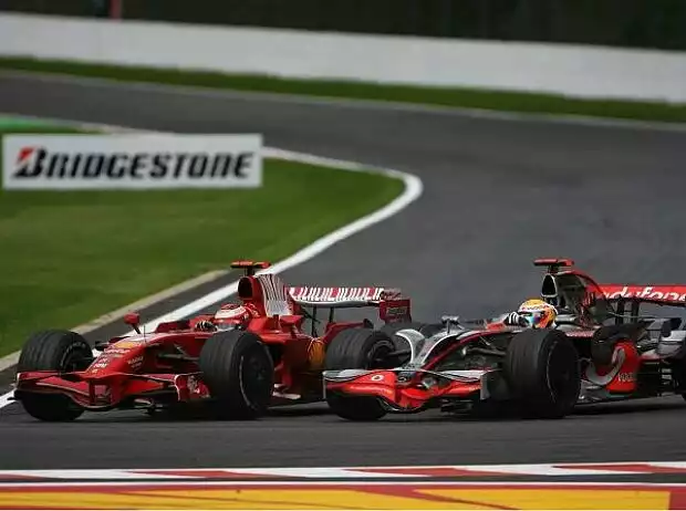Kimi Räikkönen und Lewis Hamilton in Spa Titel-Bild zur News: Kimi Räikkönen und Lewis Hamilton in Spa