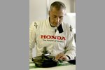 Riccardo Patrese vor seinem Test des Honda RA107