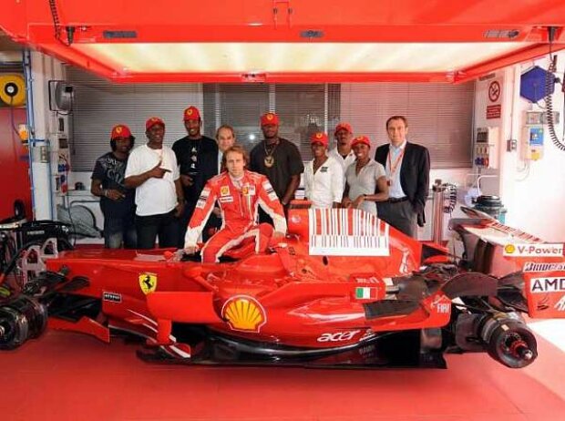 Titel-Bild zur News: Jamaikas Olympiateam bei Ferrari