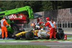 Nelson Piquet Jr. (Renault) parkte auf einem Randstein und benötigte Fremdhilfe