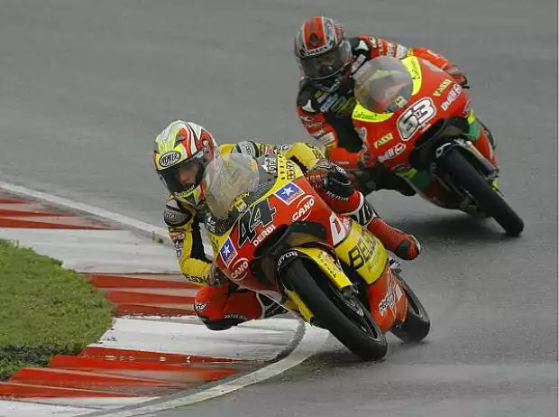 Titel-Bild zur News: Pol Espargaro vor Mike di Meglio