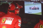 Michael Schumacher schaut Felipe Massa (Ferrari) am Bildschirm zu