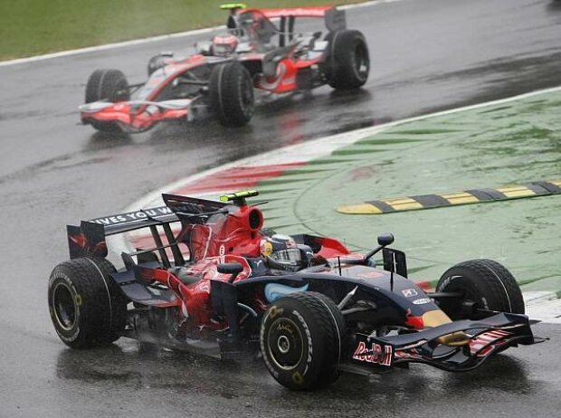 Titel-Bild zur News: Sebastian Vettel vor Heikki Kovalainen