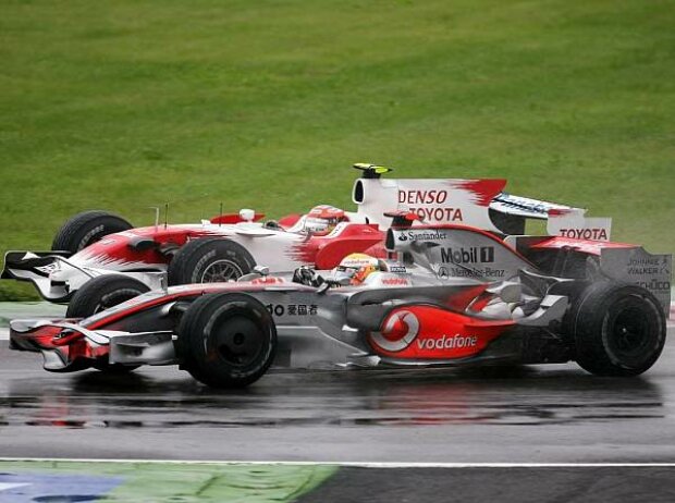 Titel-Bild zur News: Timo Glock und Lewis Hamilton