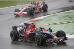 Sebastian Vettel (Toro Rosso) vor Heikki Kovalainen (McLaren-Mercedes) 