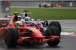 Felipe Massa (Ferrari) kämpft gegen Nico Rosberg (Williams) 