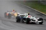 Rubens Barrichello (Honda F1 Team) vor Nelson Piquet Jr. (Renault) 