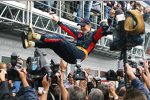 Sebastian Vettel (Toro Rosso) wird nach seinem Sieg auf Händen getragen