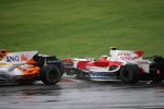 Fernando Alonso (Renault) vor, Timo Glock (Toyota) dreht sich dahinter