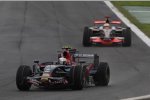 Sebastian Vettel (Toro Rosso) vor Lewis Hamilton (McLaren-Mercedes) 