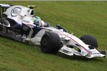 Robert Kubica (BMW Sauber F1 Team) mit einem Ausflug in das Gras