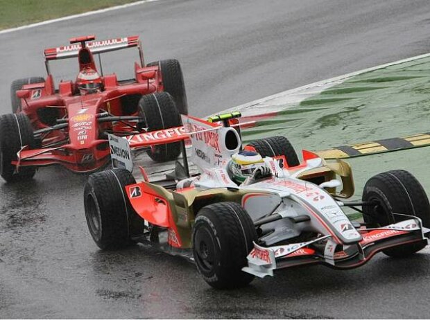 Giancarlo Fisichella vor Kimi Räikkönen 