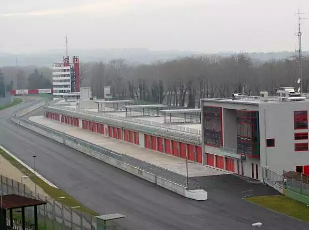 Titel-Bild zur News: Die neue Boxengasse in Imola