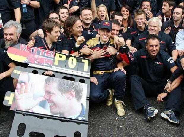Titel-Bild zur News: Sebastian Vettel und sein Team beim Feiern
