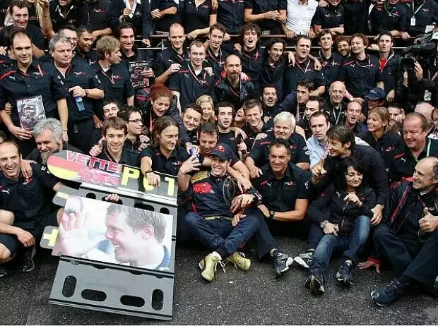Titel-Bild zur News: Sebastian Vettel und das Toro-Rosso-Team