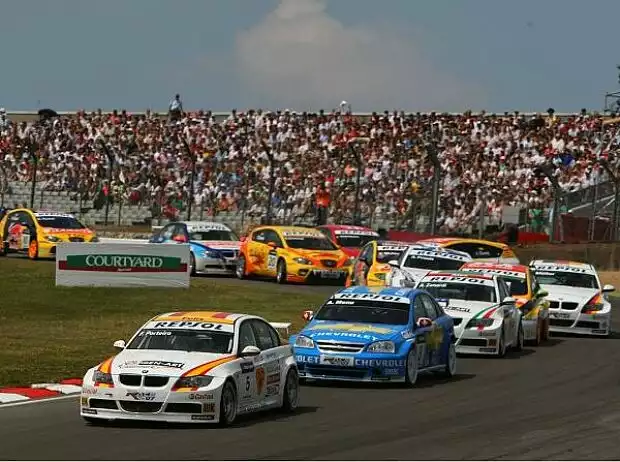 Felix Porteiro führt das WTCC-Feld an Titel-Bild zur News: Felix Porteiro führt das WTCC-Feld an
