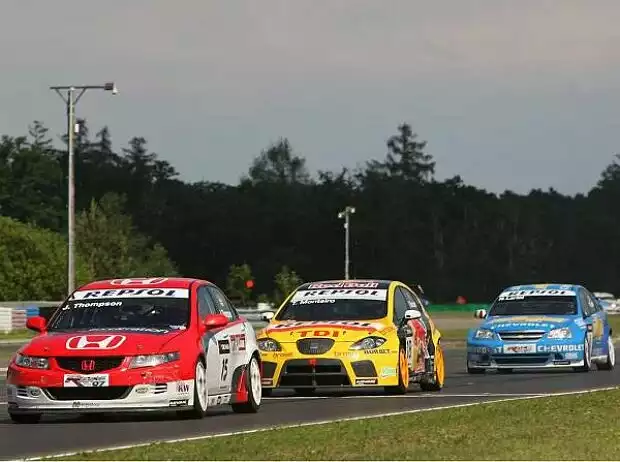 James Thompson vor Monteiro und Larini Titel-Bild zur News: James Thompson vor Monteiro und Larini