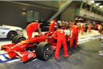 Vorbereitungen bei Ferrari unter Flutlicht